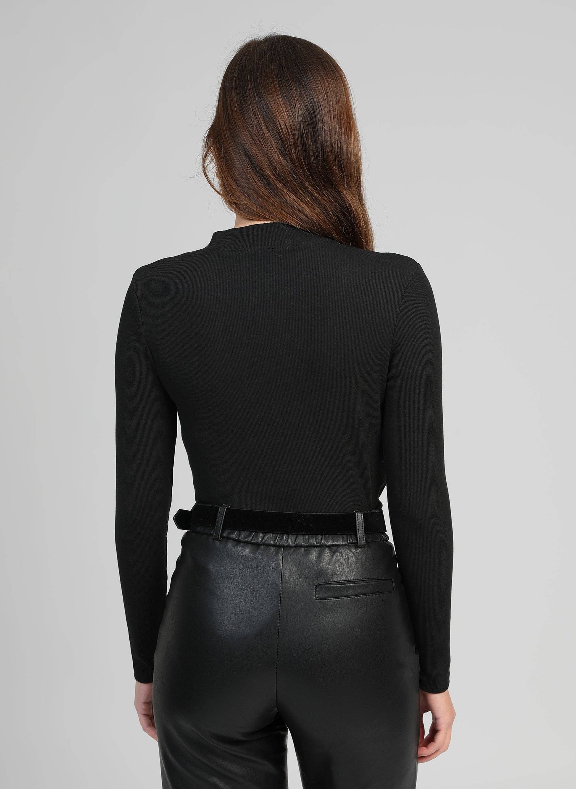 T-shirt Amelle nera a collo alto con cut-out