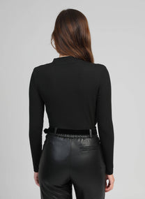 T-shirt Amelle nera a collo alto con cut-out