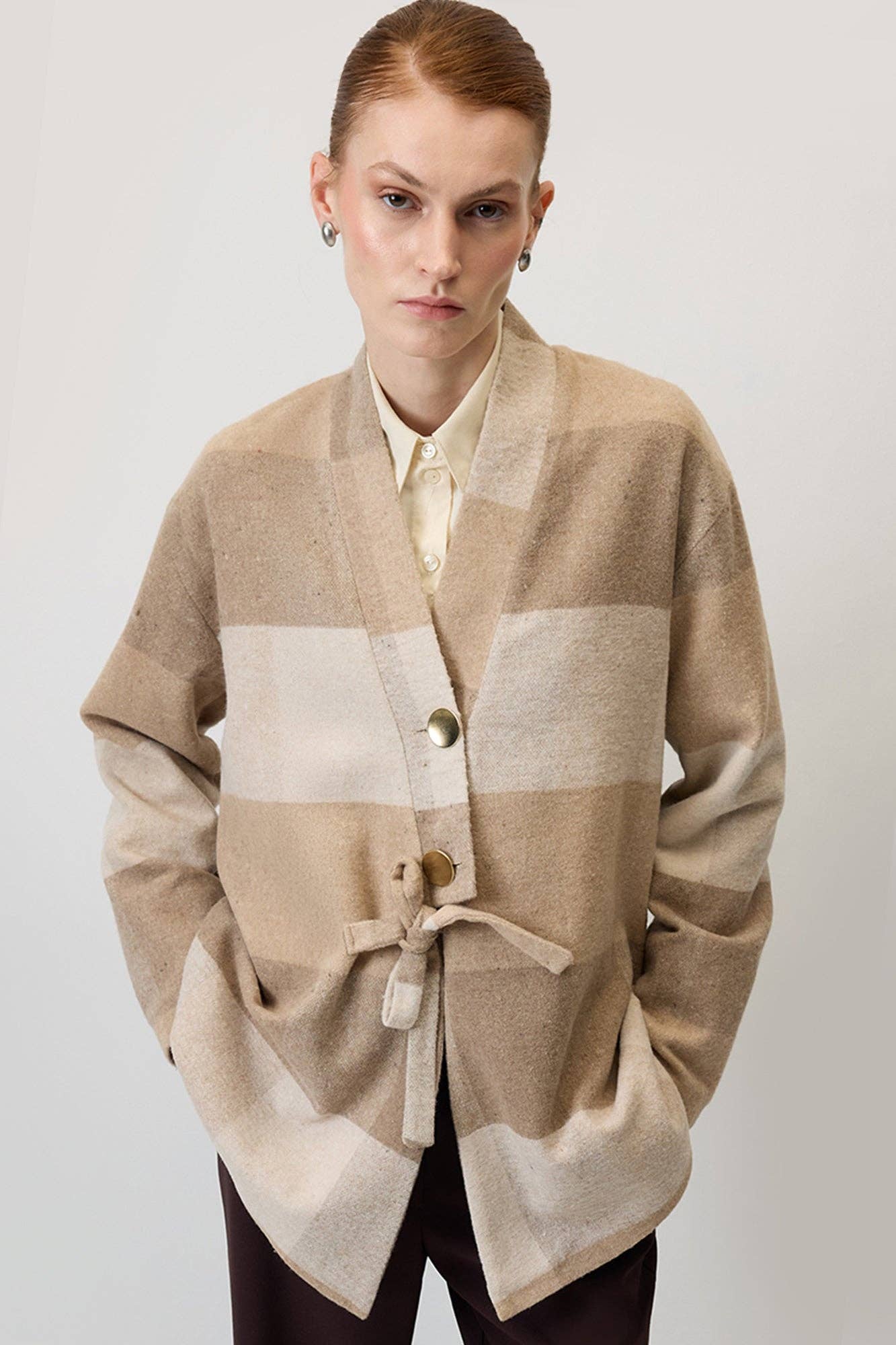Giacca a quadri beige con cintura in vita