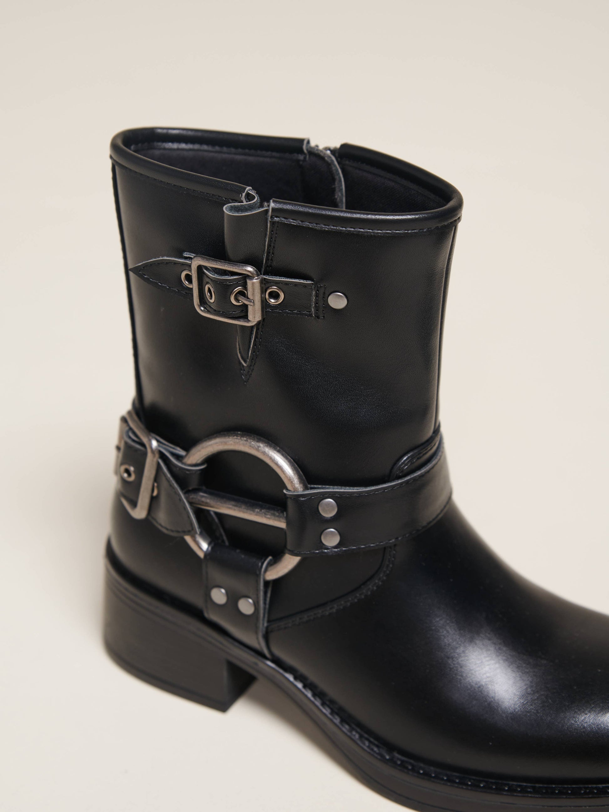 Stivaletti biker neri in PU con fibbie e anello