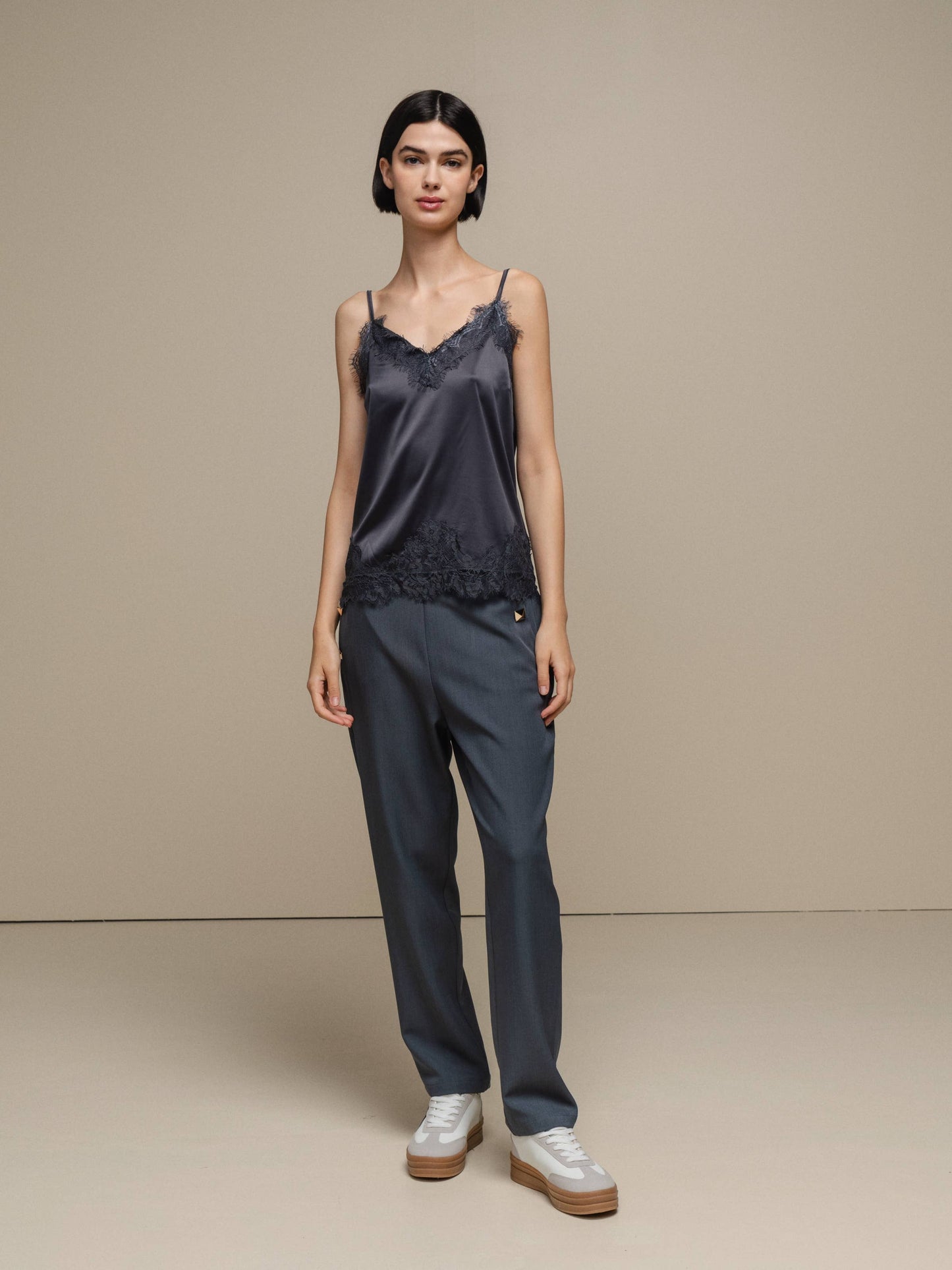 Top in raso con pizzo e spalline sottili