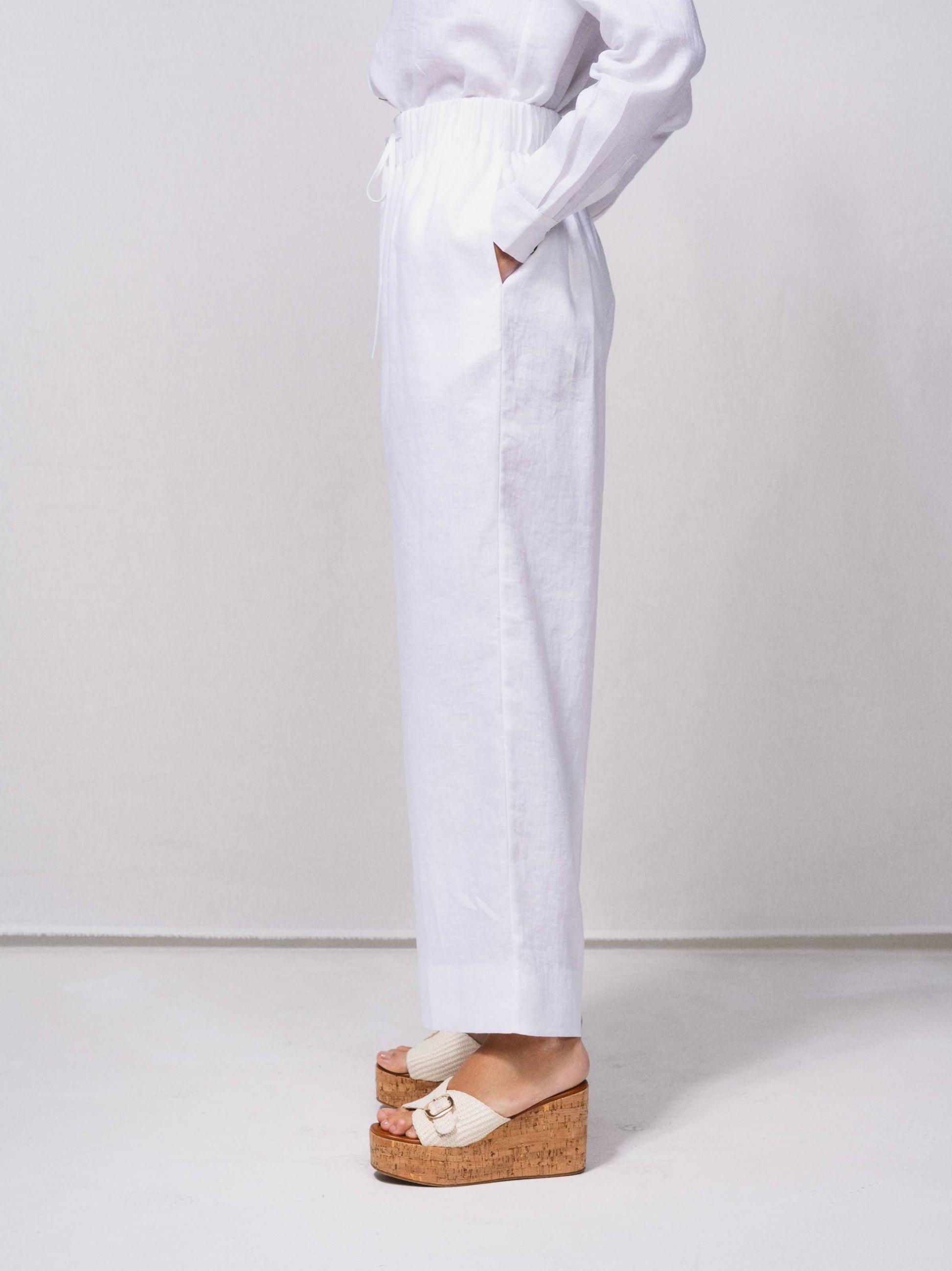 Pantaloni larghi in lino con vita elasticizzata e coulisse