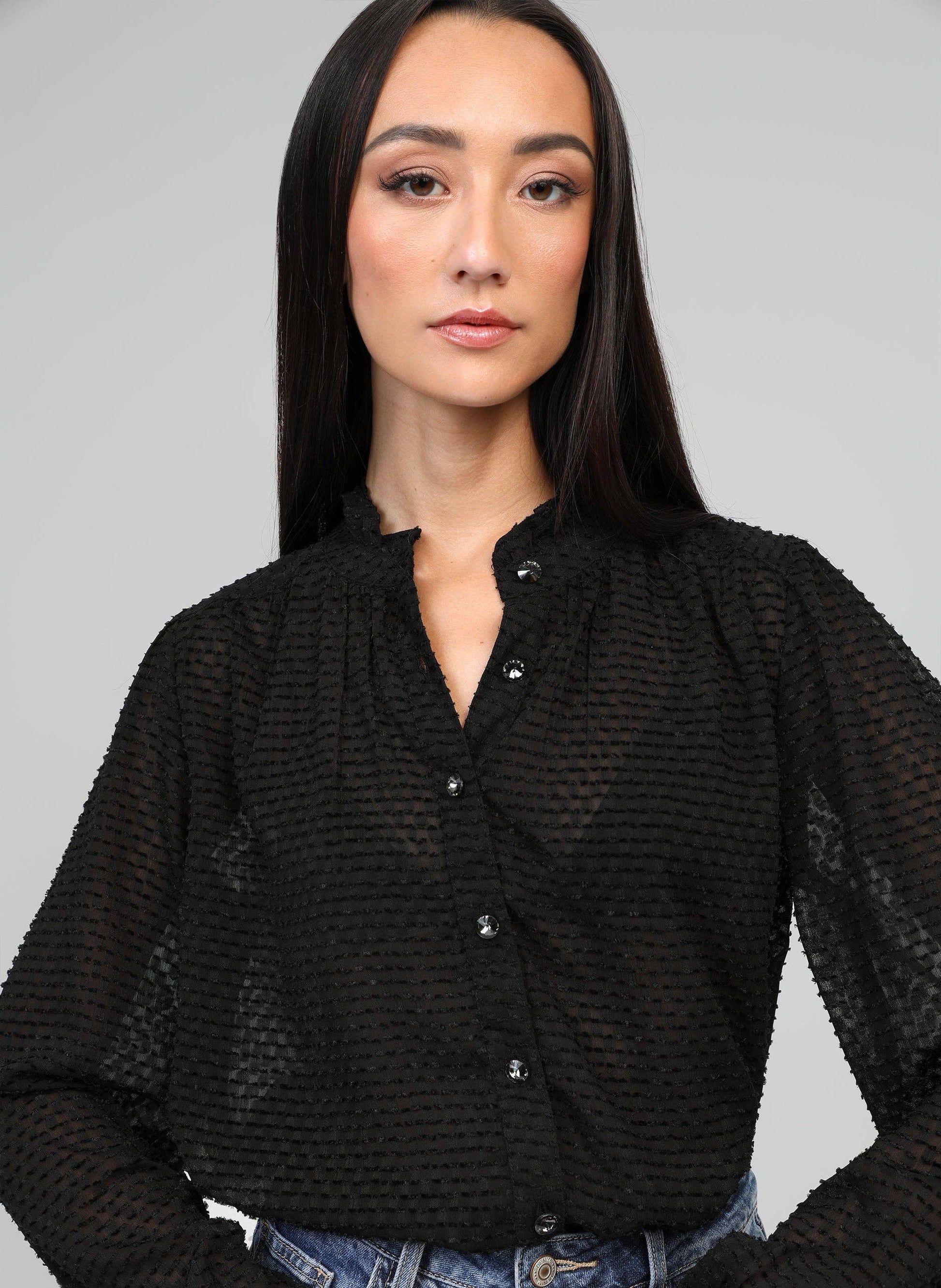 Blusa nera testurizzata con collo alla coreana