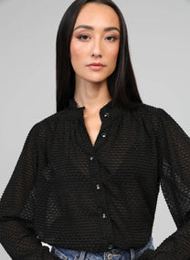 Blusa nera testurizzata con collo alla coreana