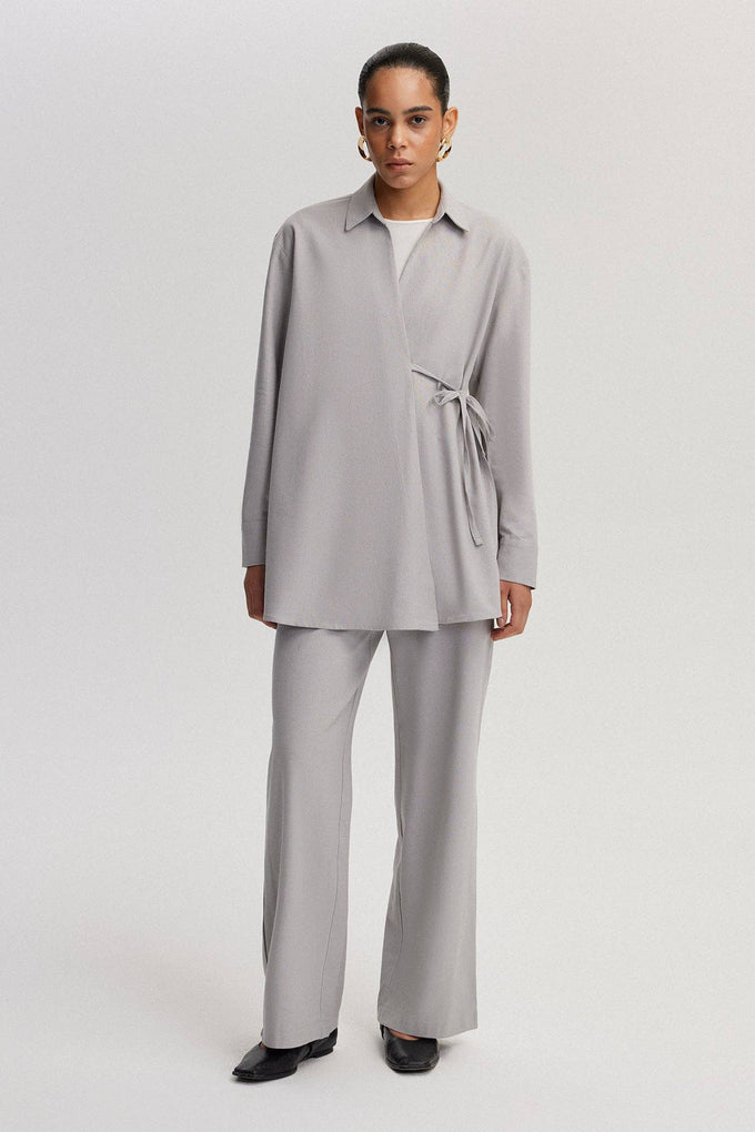 Completo pantaloni e camicia kimono con laccetti incrociati