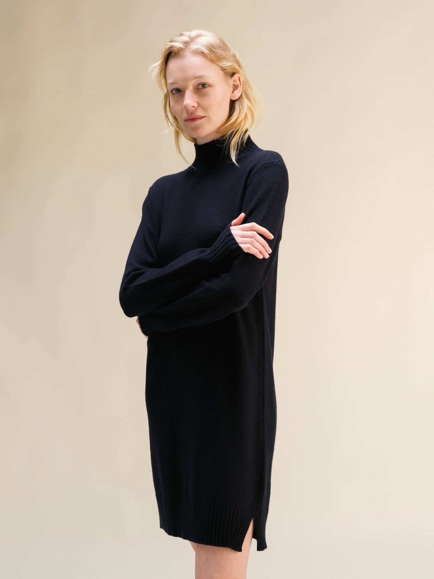Abito midi in misto cashmere con collo alto