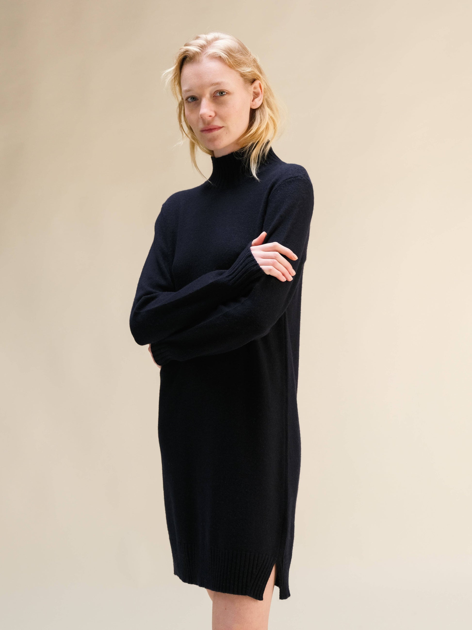 Abito midi in misto cashmere con collo alto