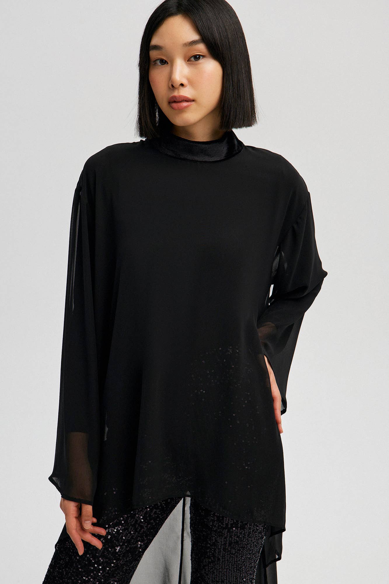 Tunica nera in chiffon con collo in velluto