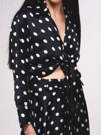 Blusa satinata a pois con fiocco