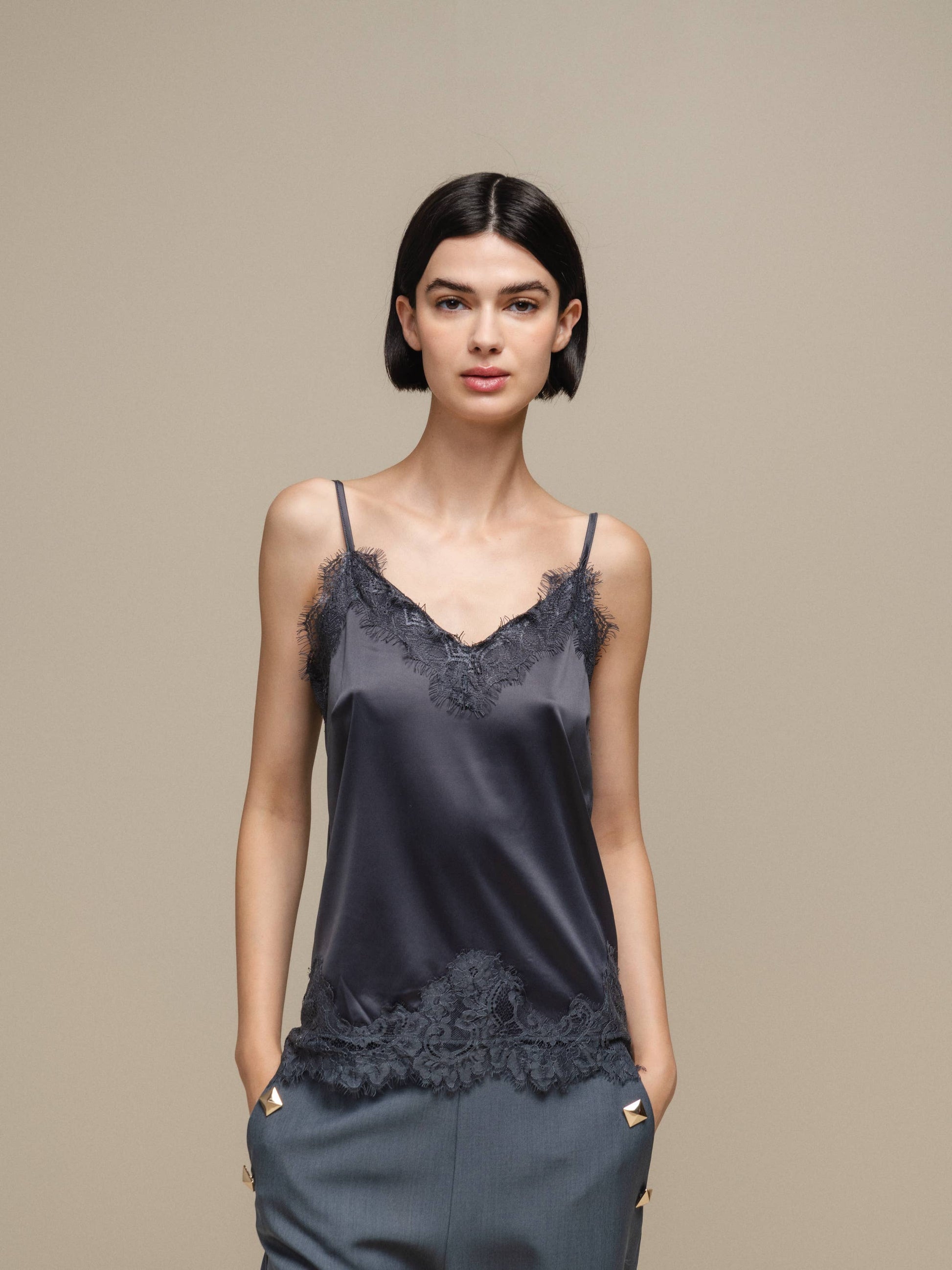 Top in raso con pizzo e spalline sottili