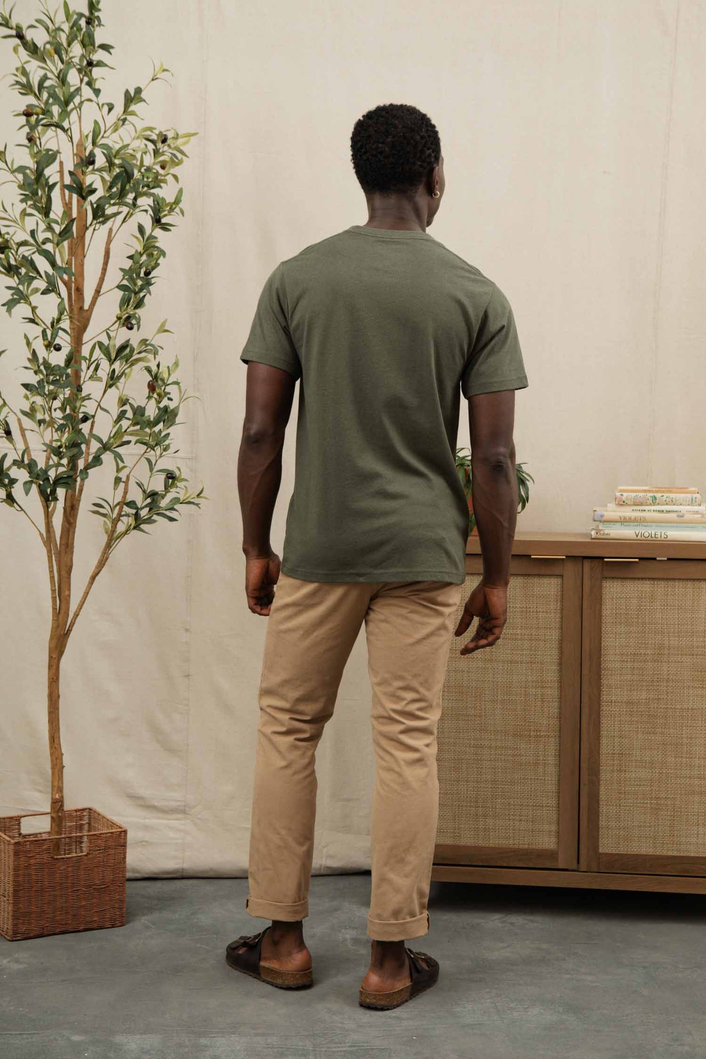 T-shirt sostenibile con taschino in jersey riciclato verde oliva