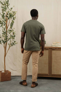 T-shirt sostenibile con taschino in jersey riciclato verde oliva