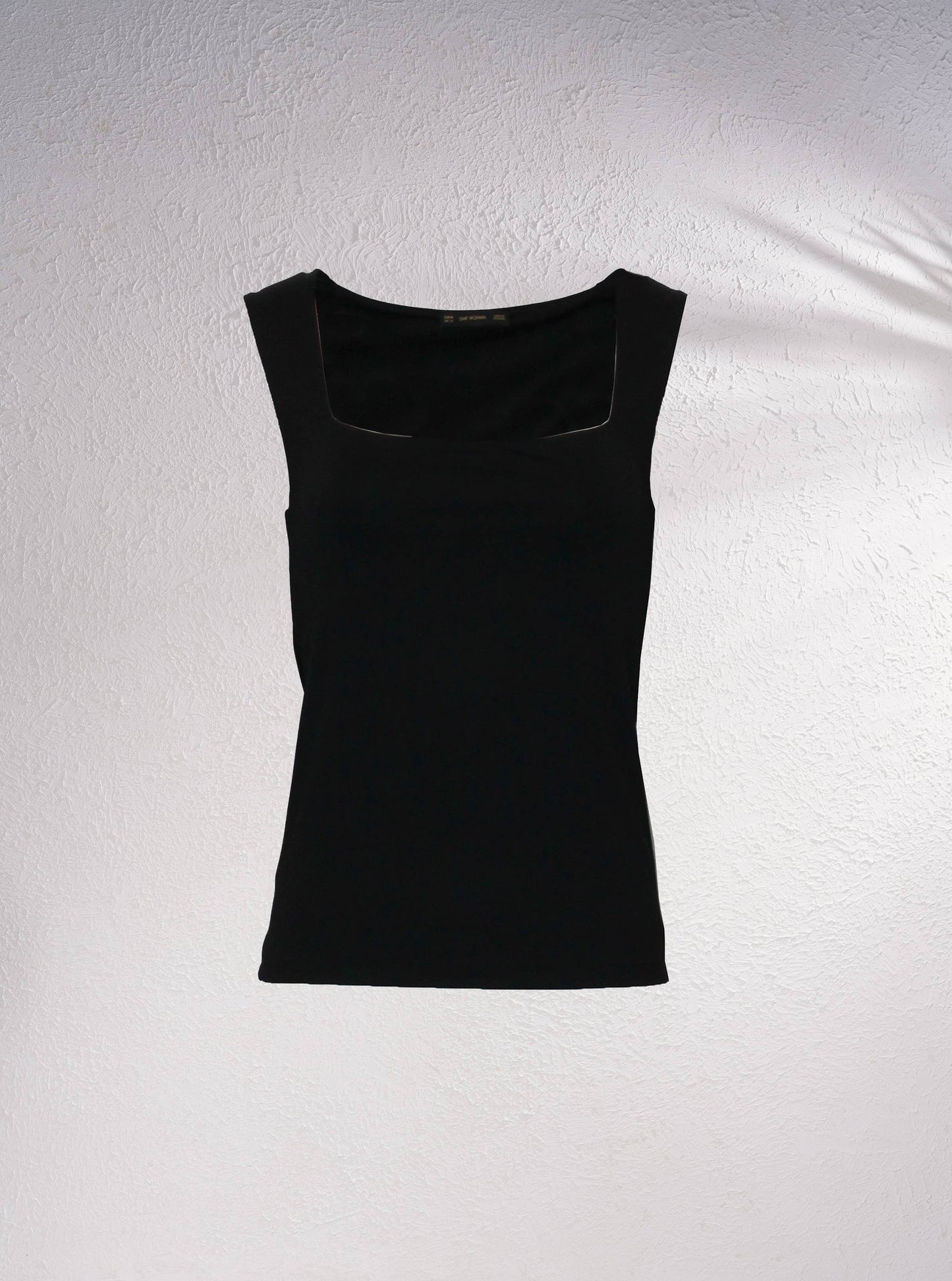 Top basic smanicato con scollo quadrato