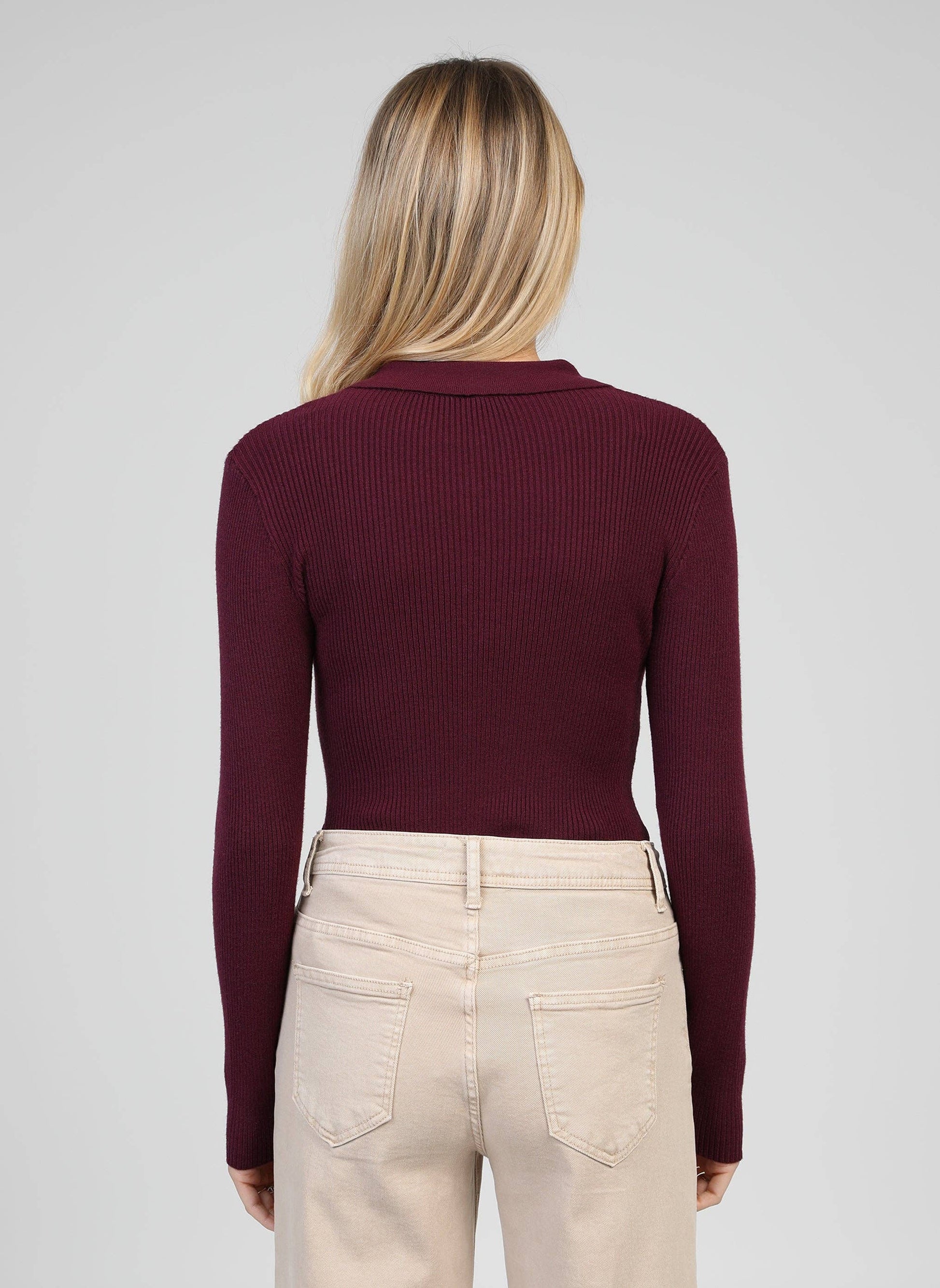 Maglione a coste con collo polo color vino