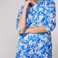 Blusa lunga in satin stampato blu