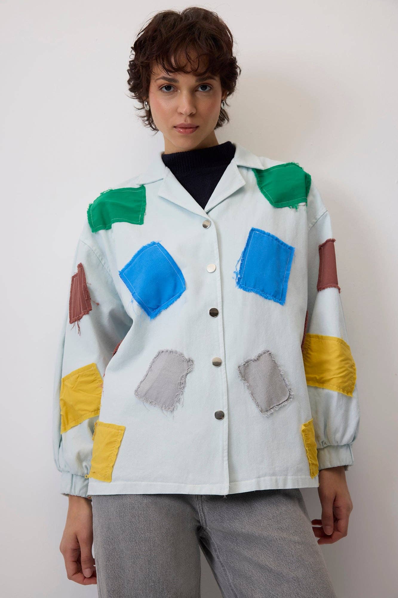 Giacca in gabardine con toppe colorate