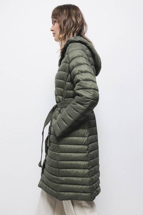 Parka trapuntato lungo con cappuccio e cintura