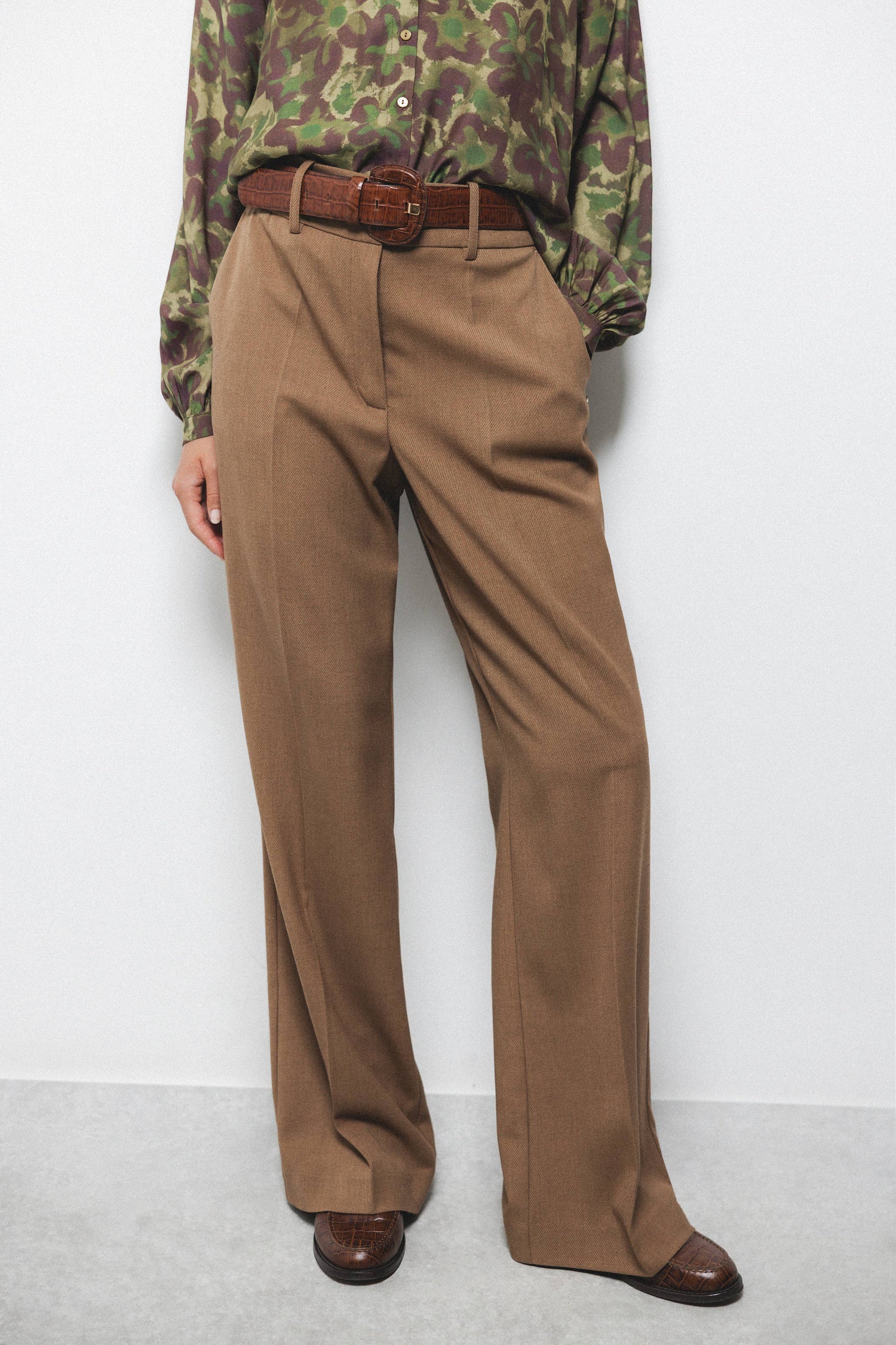 Pantaloni dritti eleganti con tasche oblique