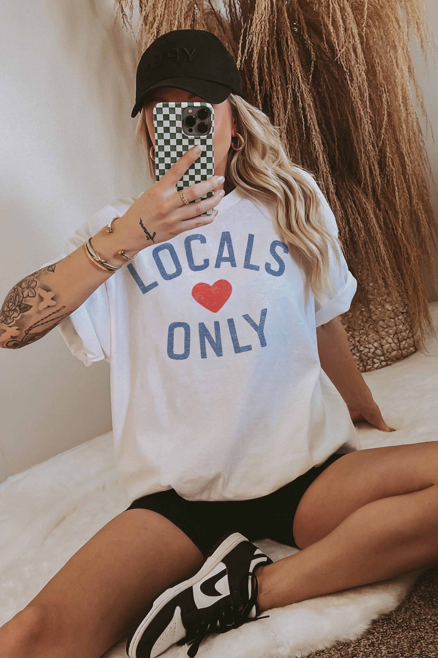 T-shirt oversize grafica “Locals Only” in cotone