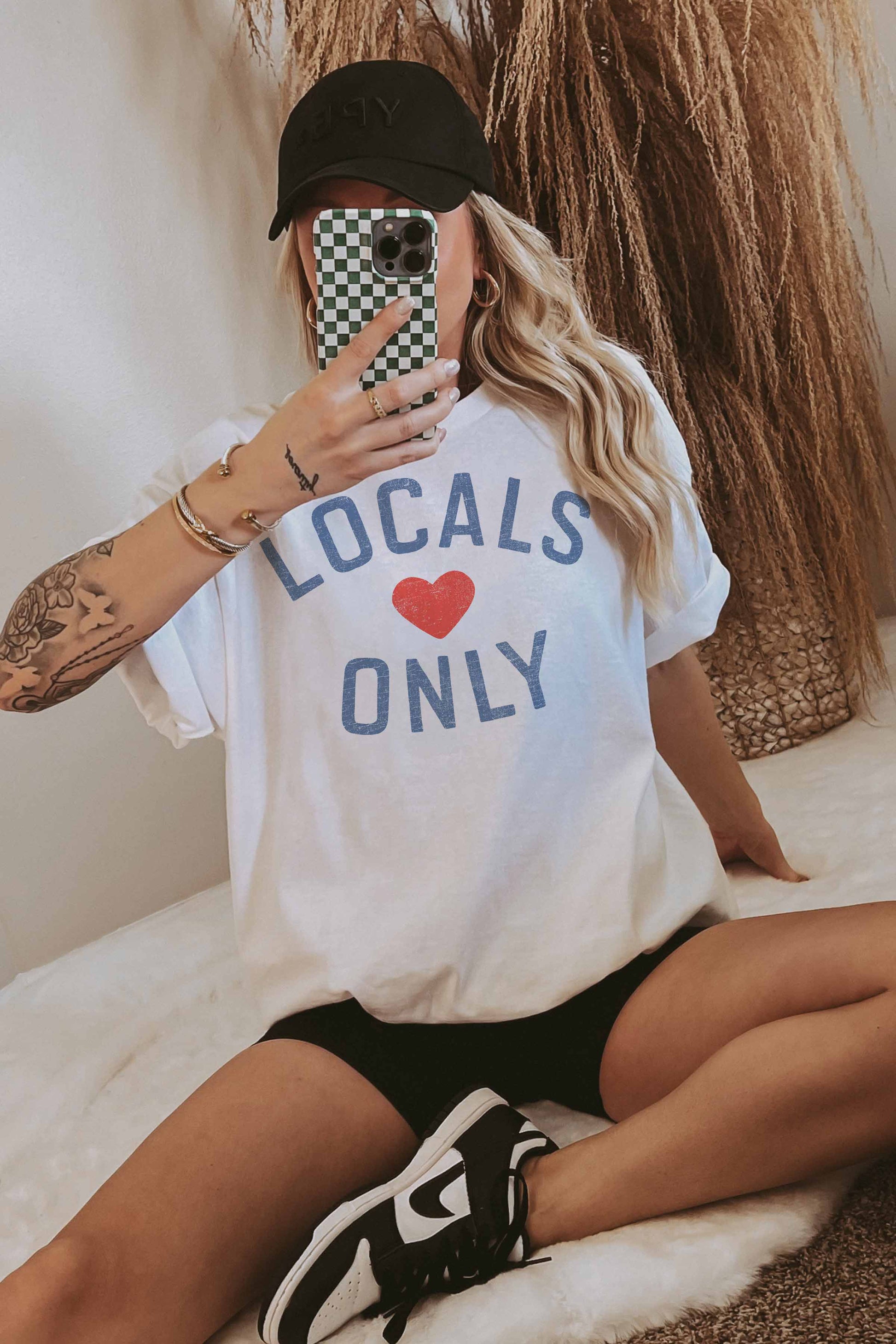 T-shirt oversize grafica “Locals Only” in cotone