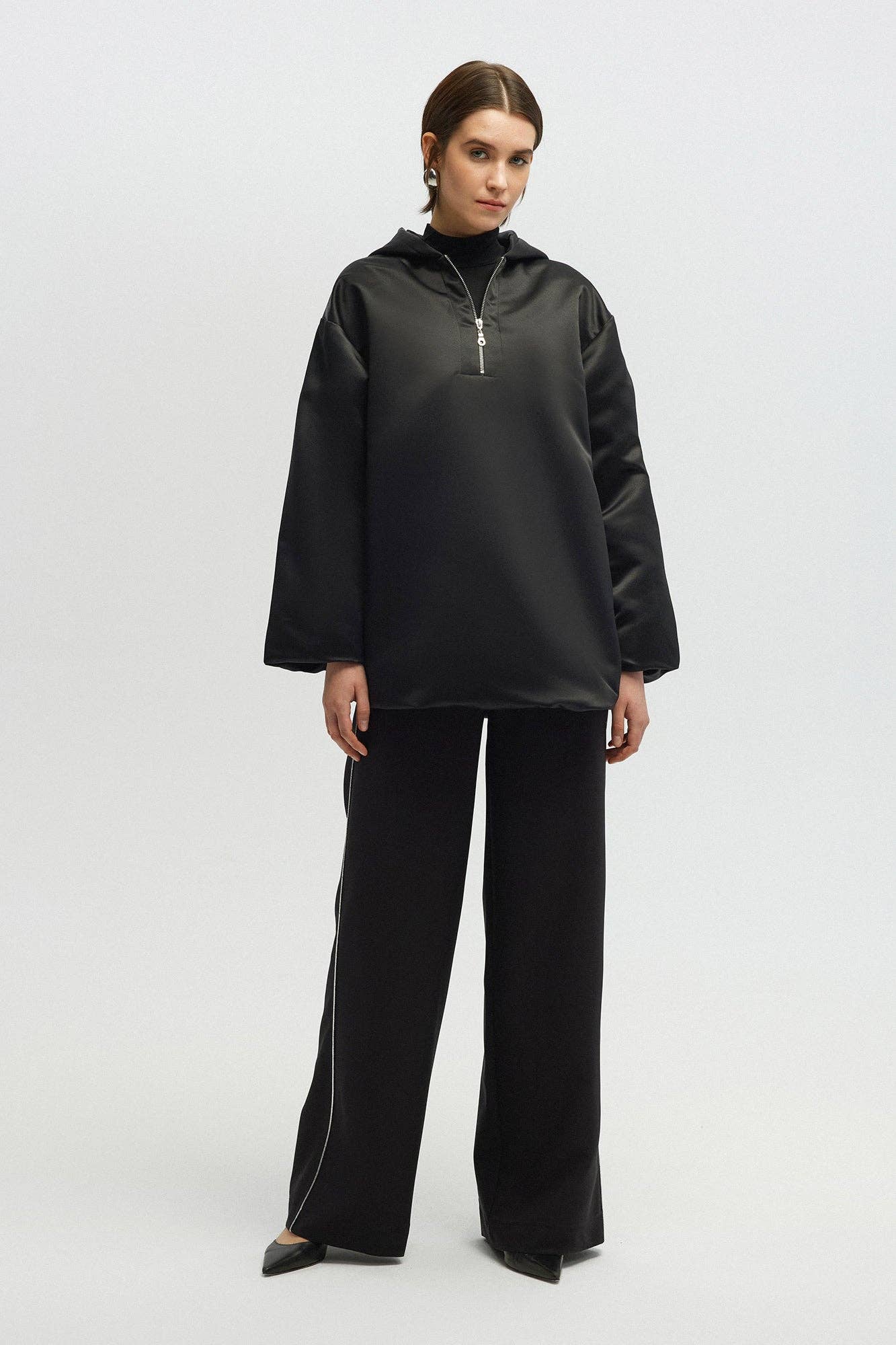 Felpa in raso oversize con zip e cappuccio