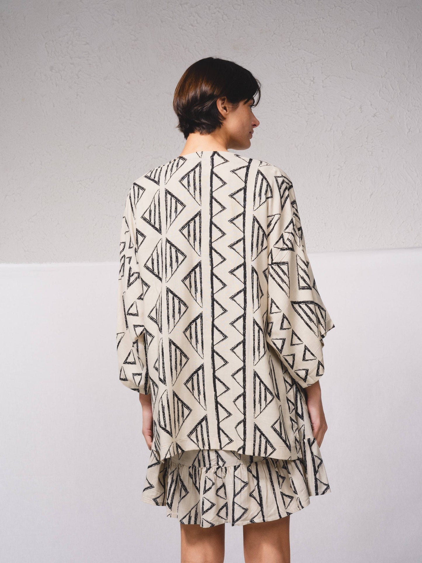 Cappotto fluido aperto con stampa geometrica