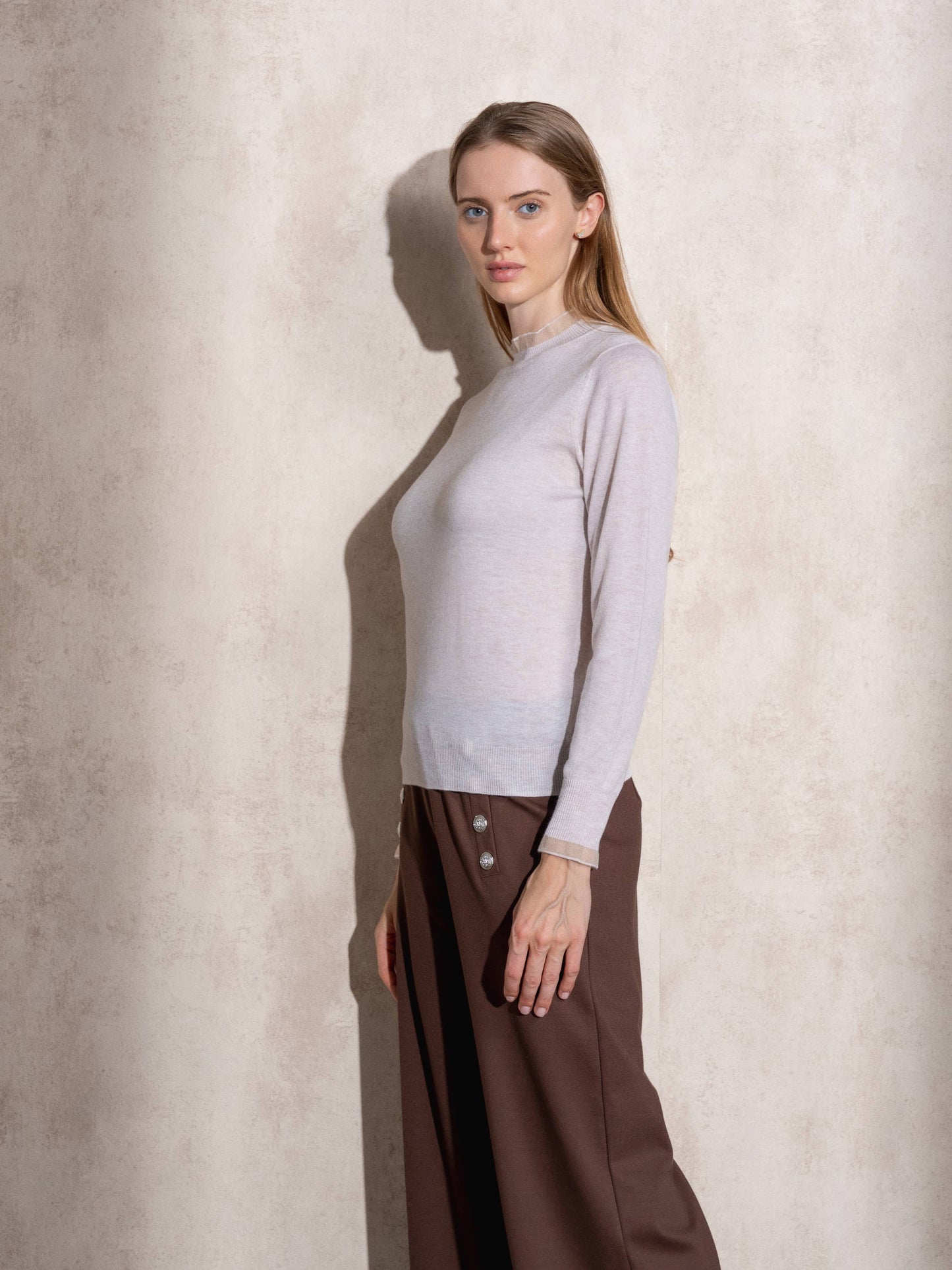 Maglione in maglia con collo alto e volant