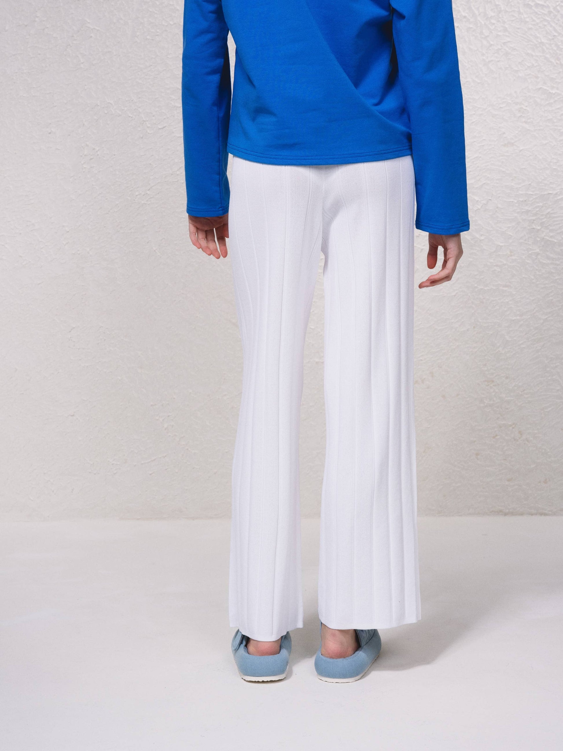 Pantaloni in maglia fine a coste con bottoni dorati