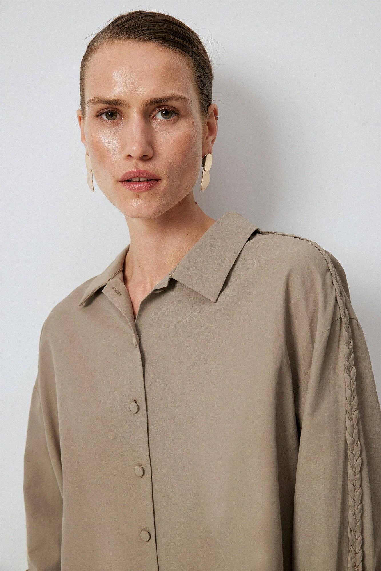Camicia oversize con maniche ricamate in maglia