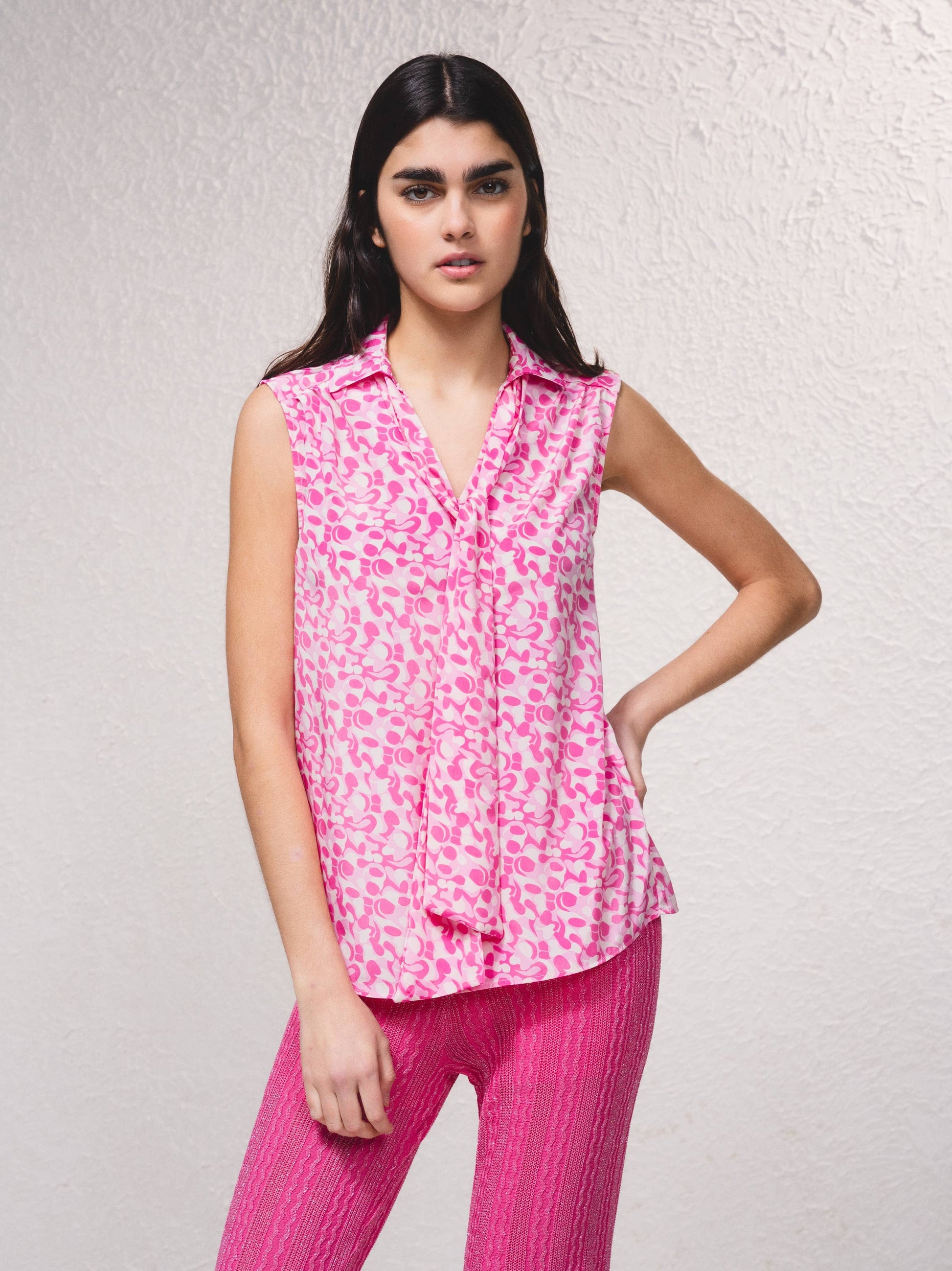 Blusa in raso stampato senza maniche con scollo a V