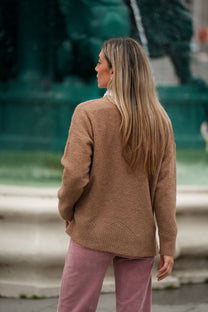 Maglione cammello morbido con scollo a V