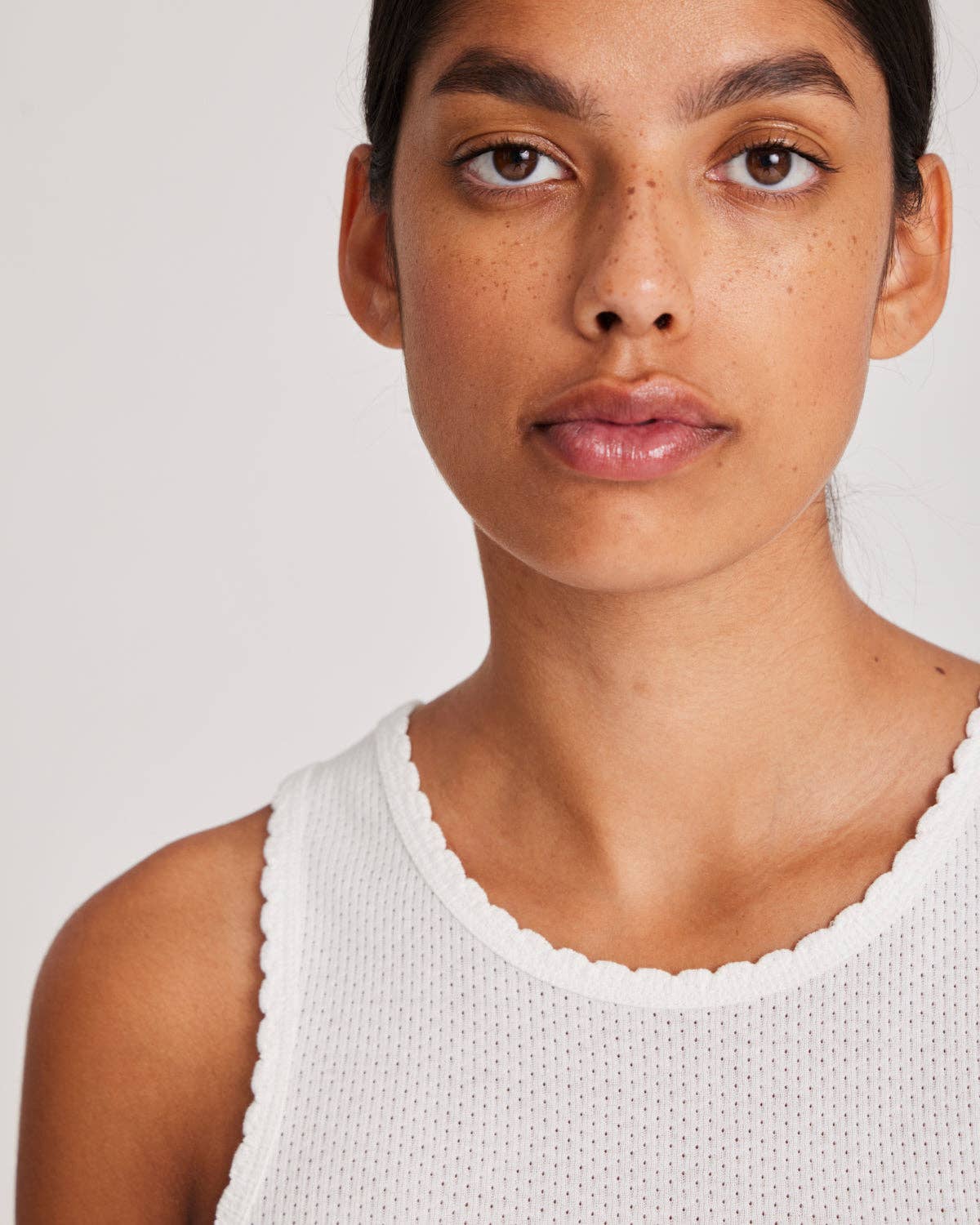 Top in cotone biologico con dettagli in pizzo