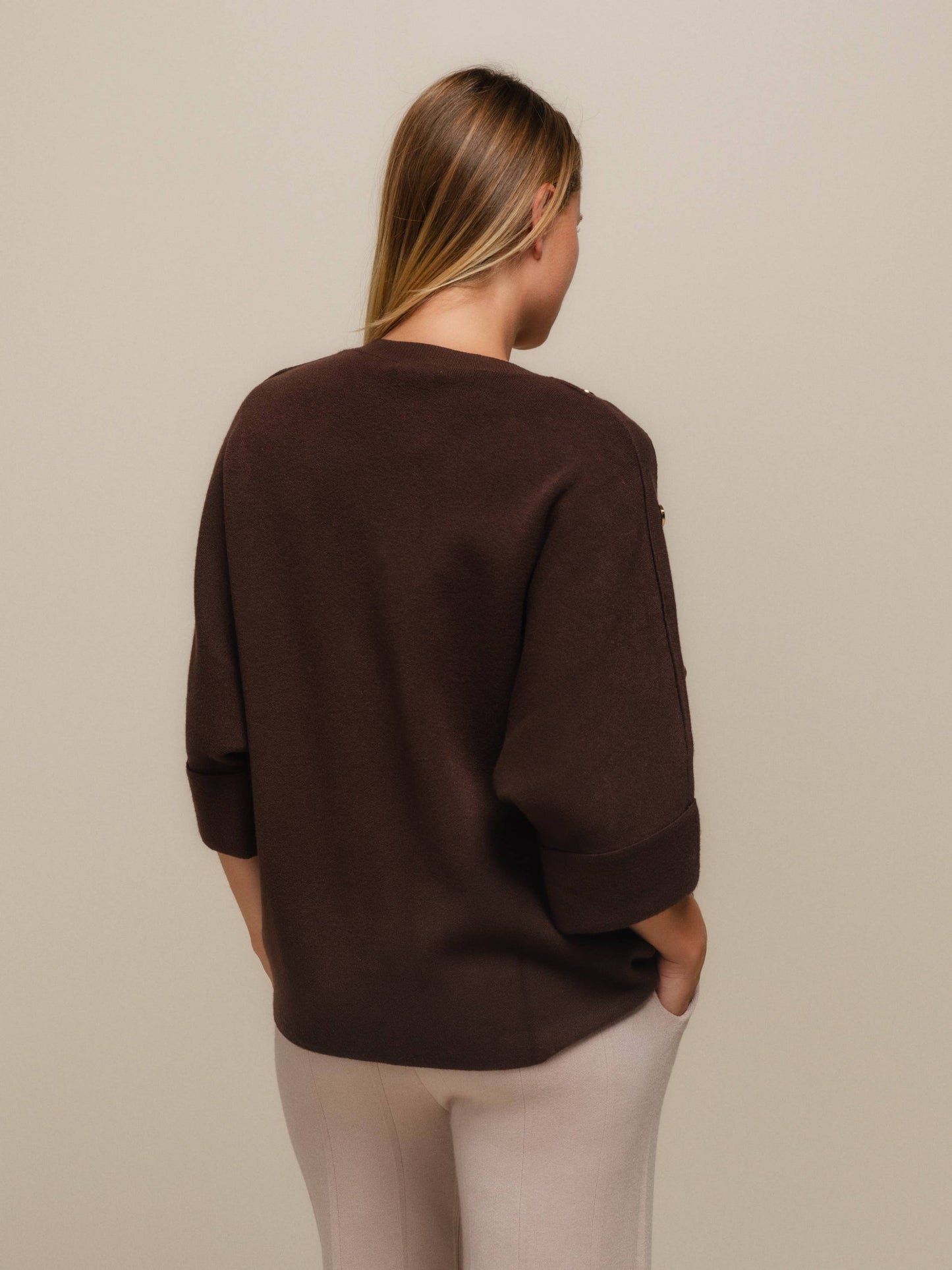 Maglione oversize con scollo a V e bottoni gioiello
