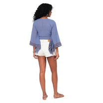 Top crop estivo boho con scollo a V e maniche svasate