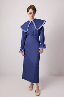 Camicia blu navy con maxi colletto a contrasto e volant