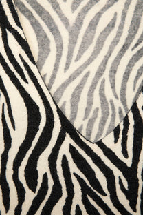 Maglione in maglia con motivo zebra e scollo a V