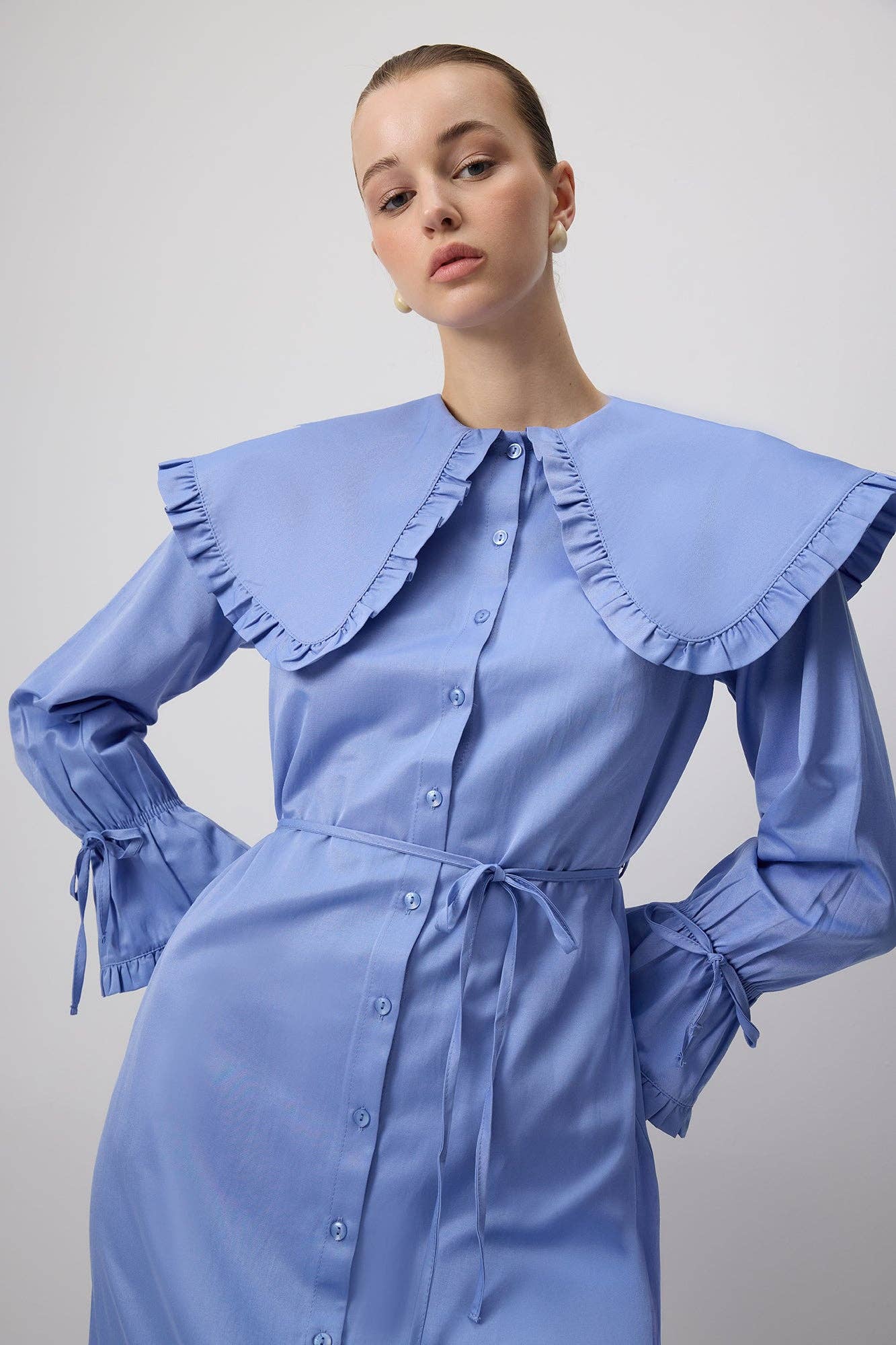 Abito camicia con maxi colletto arricciato