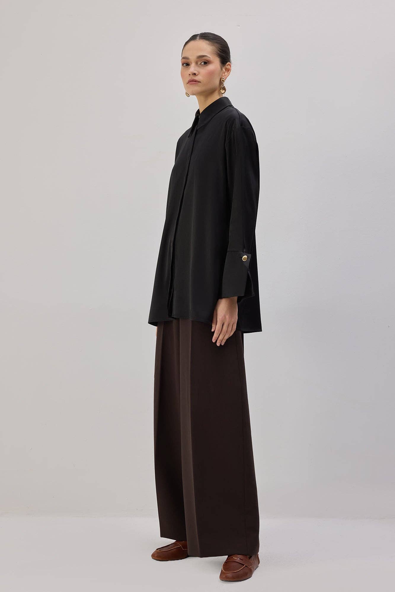 Camicia in raso nera con polsini maxi