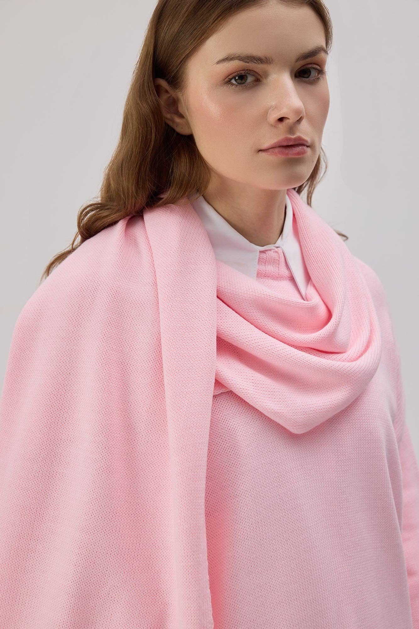 Maglione in maglia rosa con sciarpa integrata