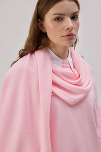 Maglione in maglia rosa con sciarpa integrata