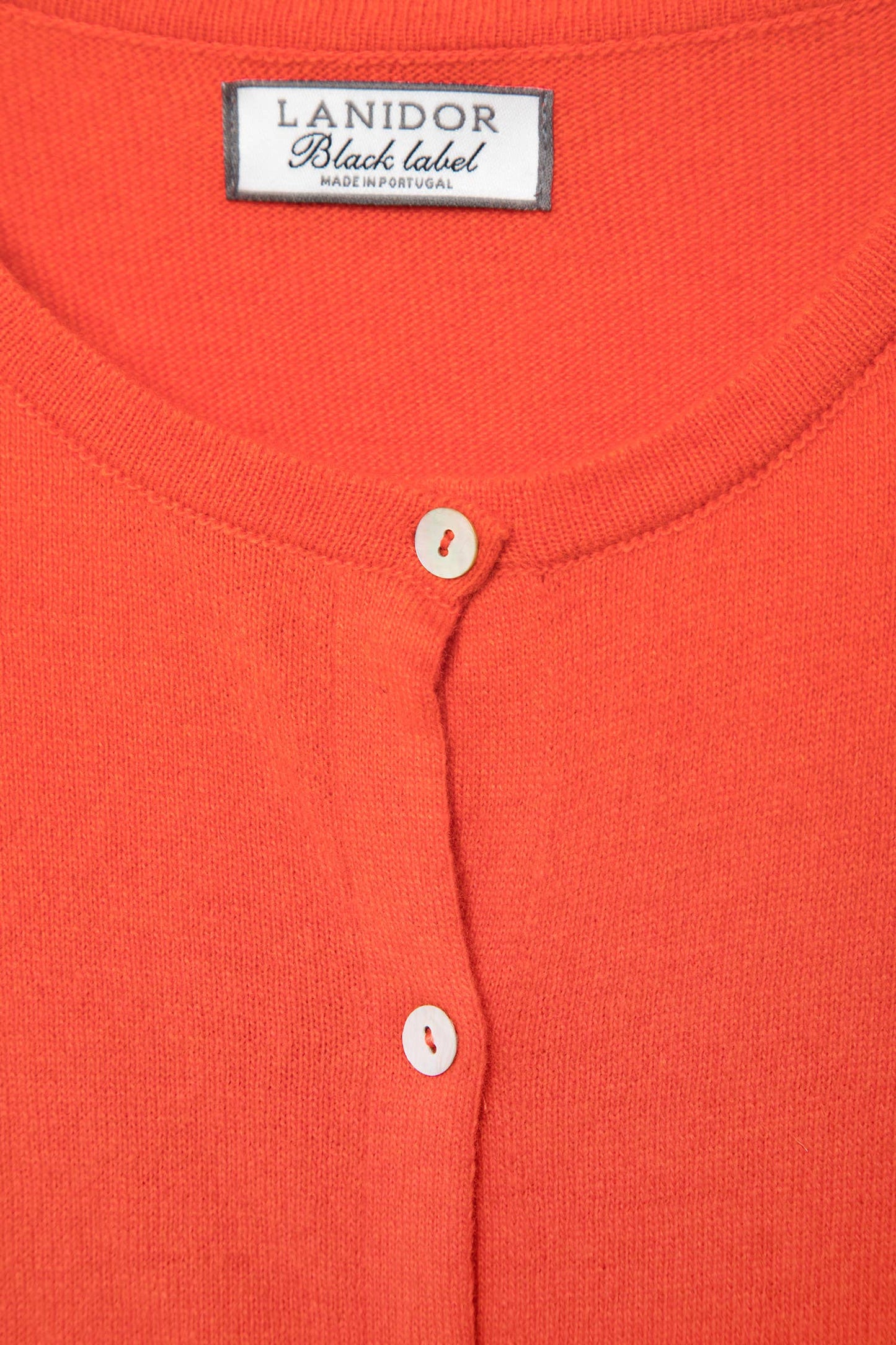 Cardigan in maglia rasata con bottoni a contrasto