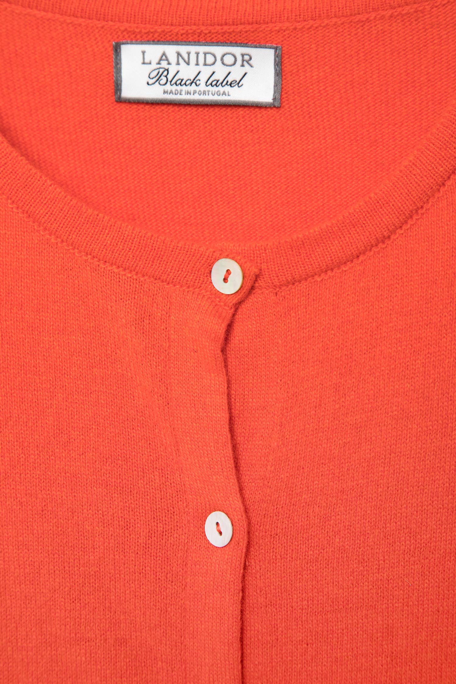 Cardigan in maglia rasata con bottoni a contrasto