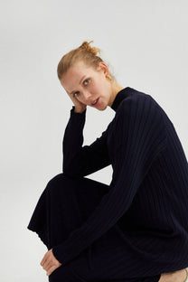 Abito lungo a costine con collo alto in blu navy