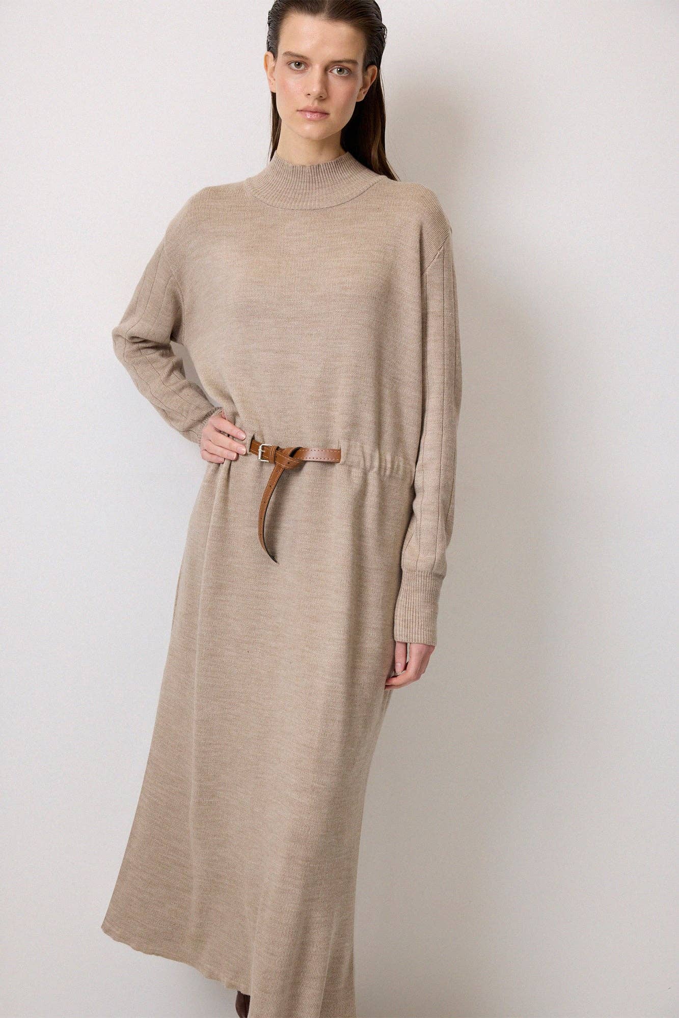 Abito midi in maglia con dolcevita e cintura