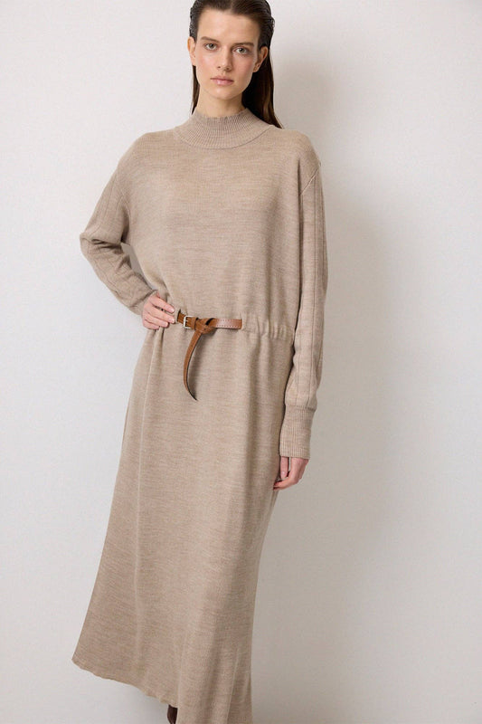 Abito midi in maglia con dolcevita e cintura