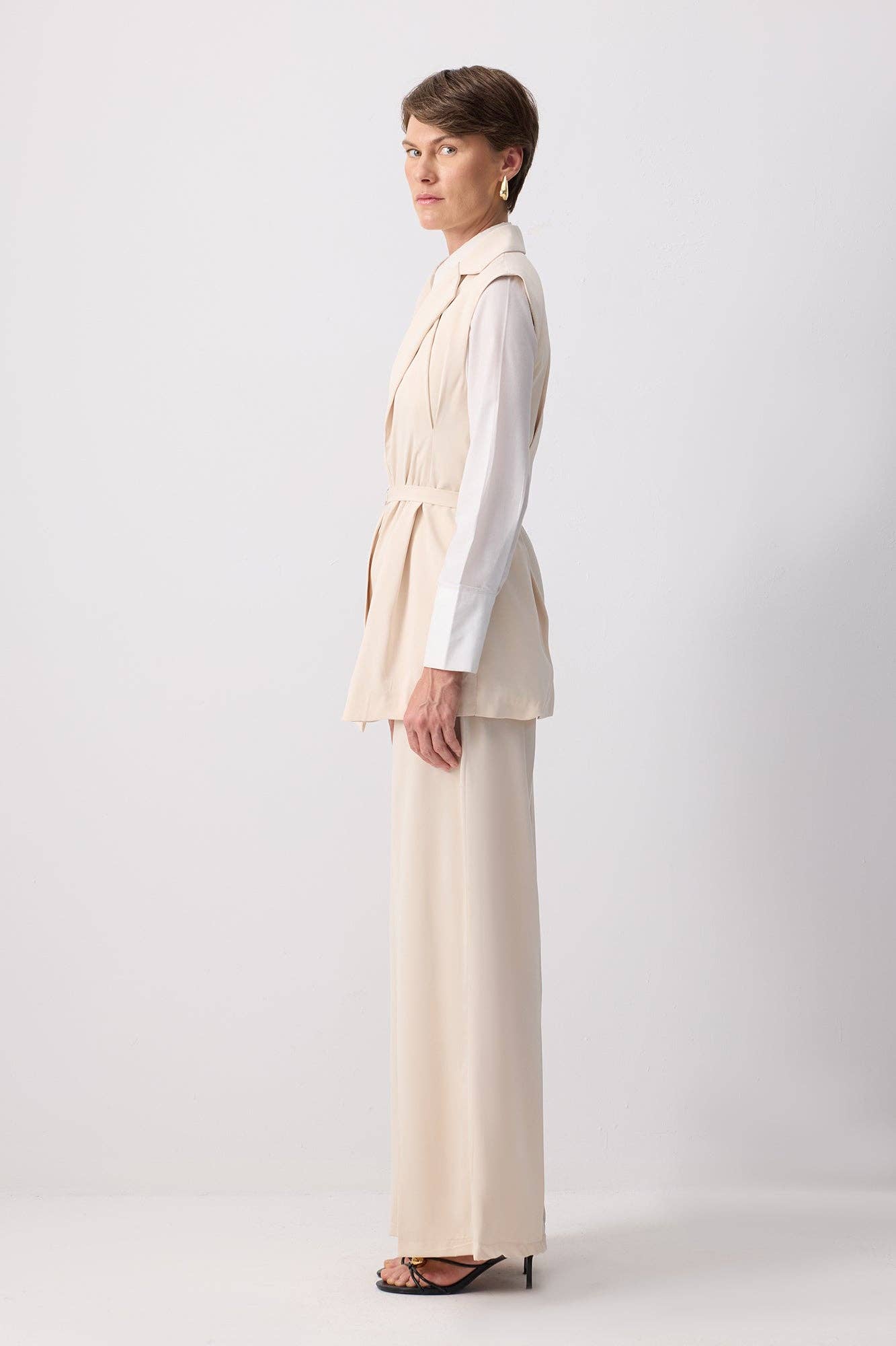 Completo elegante con gilet doppiopetto e pantaloni palazzo