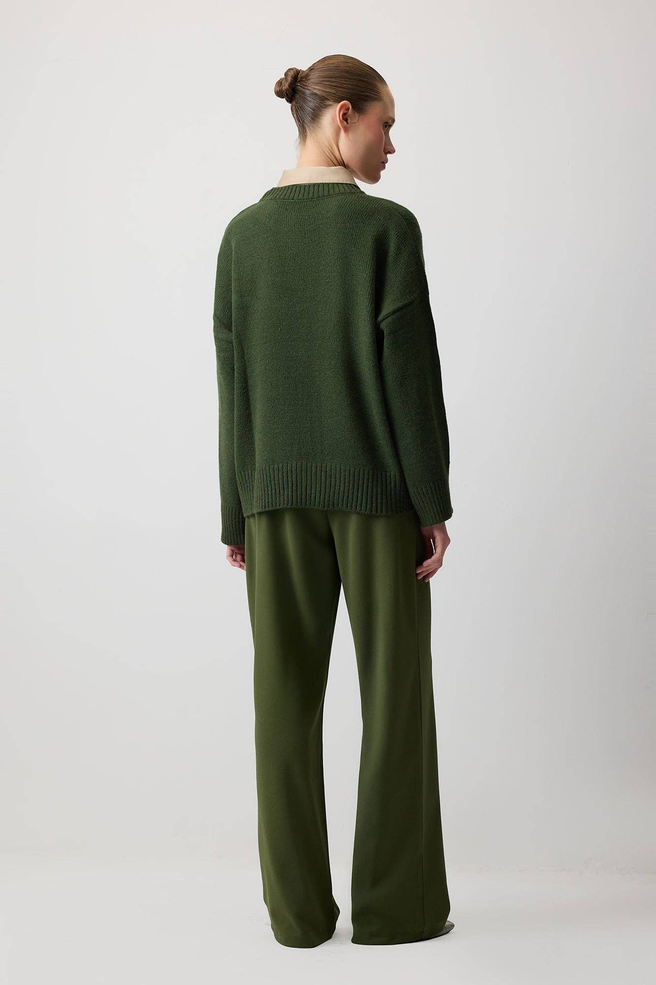 Maglione basic in maglia verde con colletto a contrasto