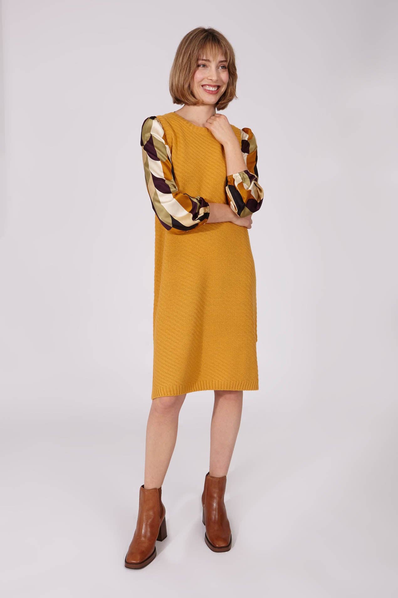 Abito midi in maglia senape con maniche fantasia