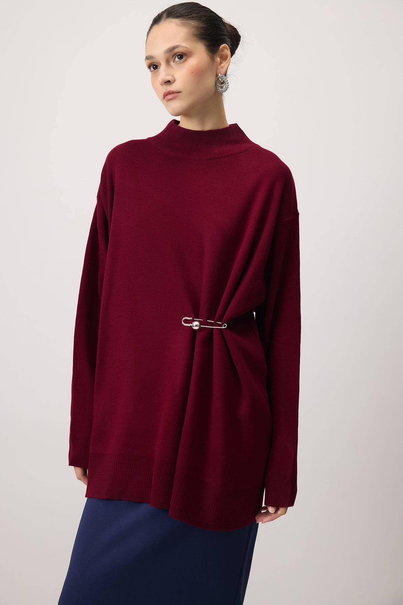 Tunica in maglia oversize con accessorio metallico