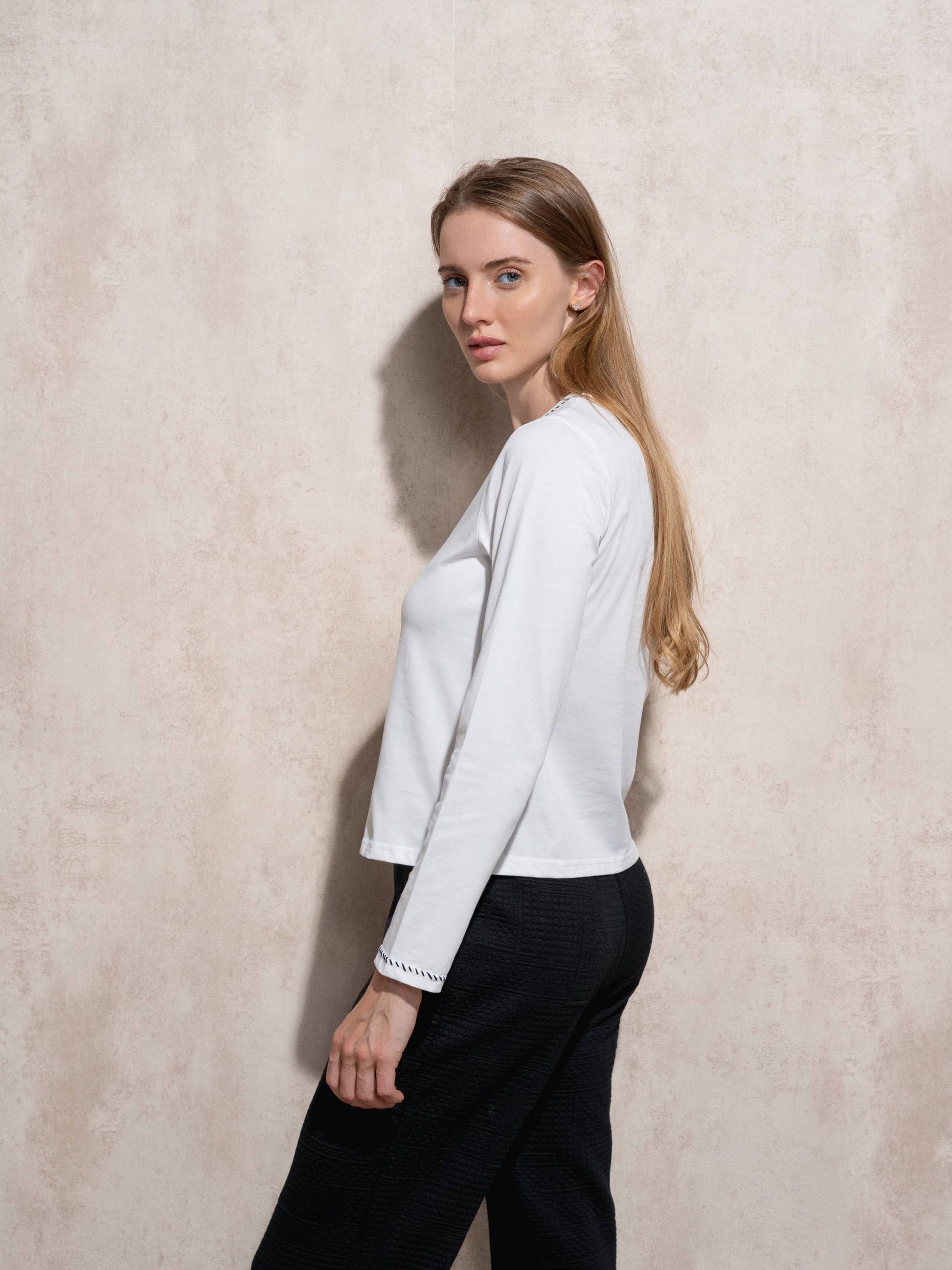 T-shirt donna in cotone con ricamo e maniche lunghe